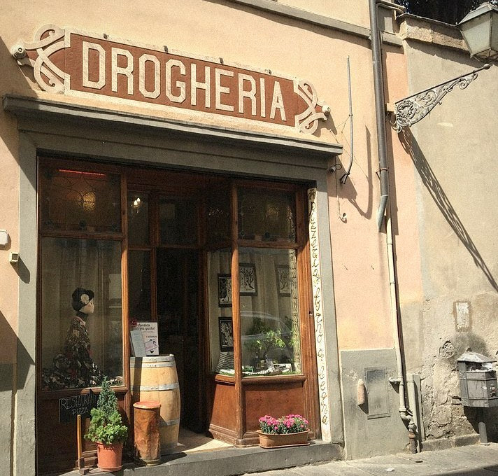 La vetrina dell'Antica Drogheria in Via Elisa, a Lucca